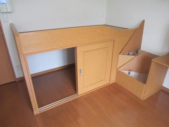 収納付きのベッドです。階段も収納スペースとなっております。