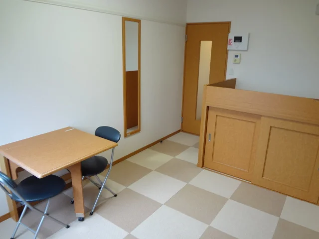 お部屋によってカーペットの色が異なります