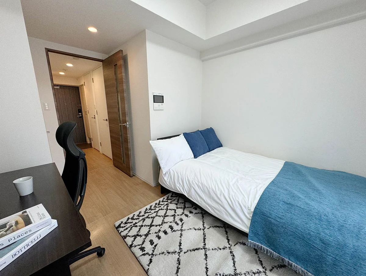 写真はお部屋のイメージです。ラグなどの室内装飾はございません。