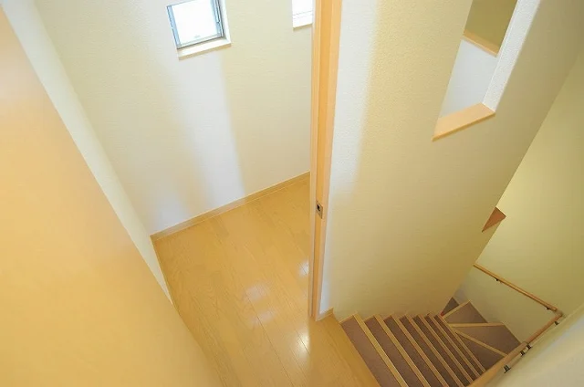 らせん階段下が玄関です