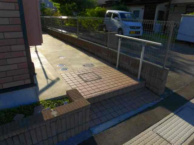 入口へ続く道です