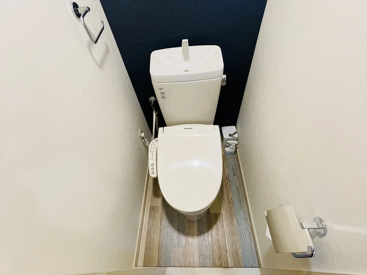 ウォシュレットつきのトイレです。老若男女皆様に安心してご利用いただけますね☆トイレにもトイレ用洗剤とトイレ用ブラシをご用意しておりますので長期ご利用の場合の気になる汚れなどもお掃除して頂けます＾＾