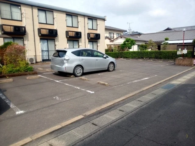 敷地内駐車場　空車状況はお問合せ下さい。