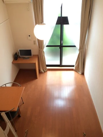 ロフトから見た居室です。広々としています。