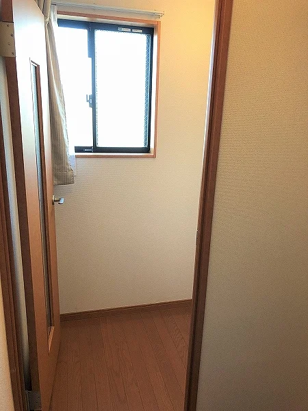 現況優先　階段上って右側、収納スペース