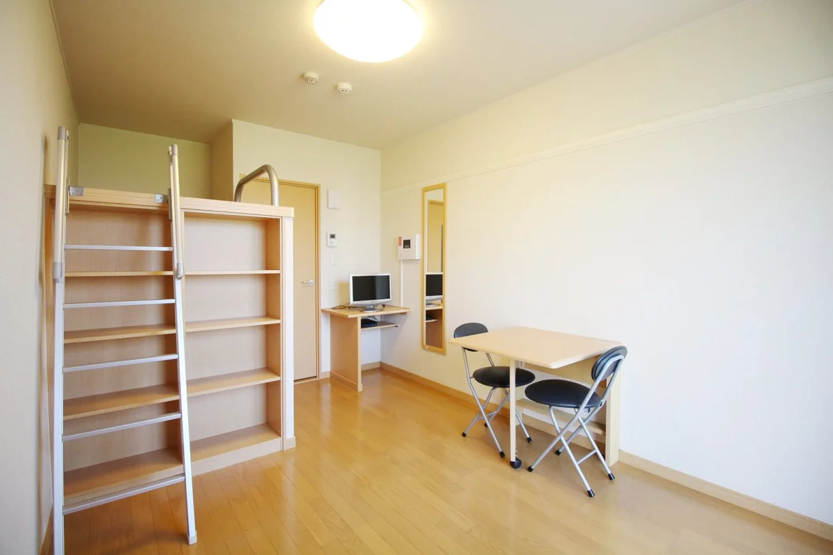 ＴＶ＆テレビ台、テーブル＆イスまで備わってます！