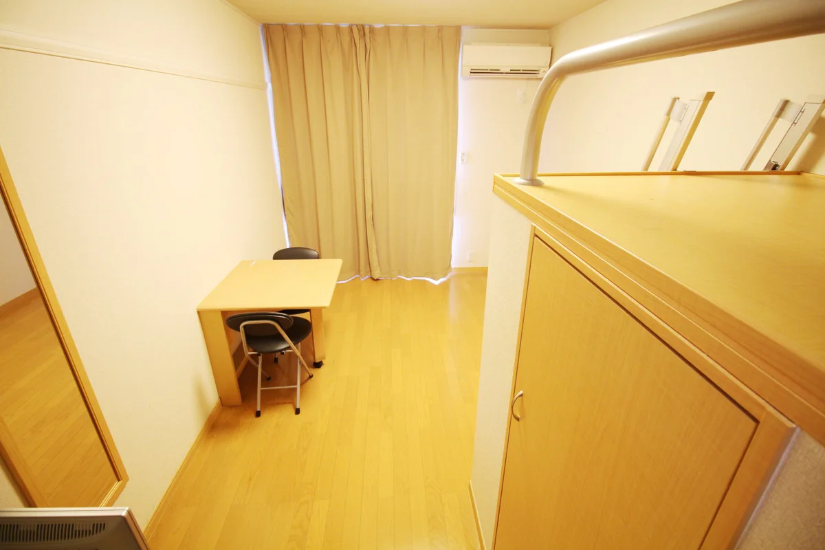 お部屋の扉を開けると、こんな感じです。