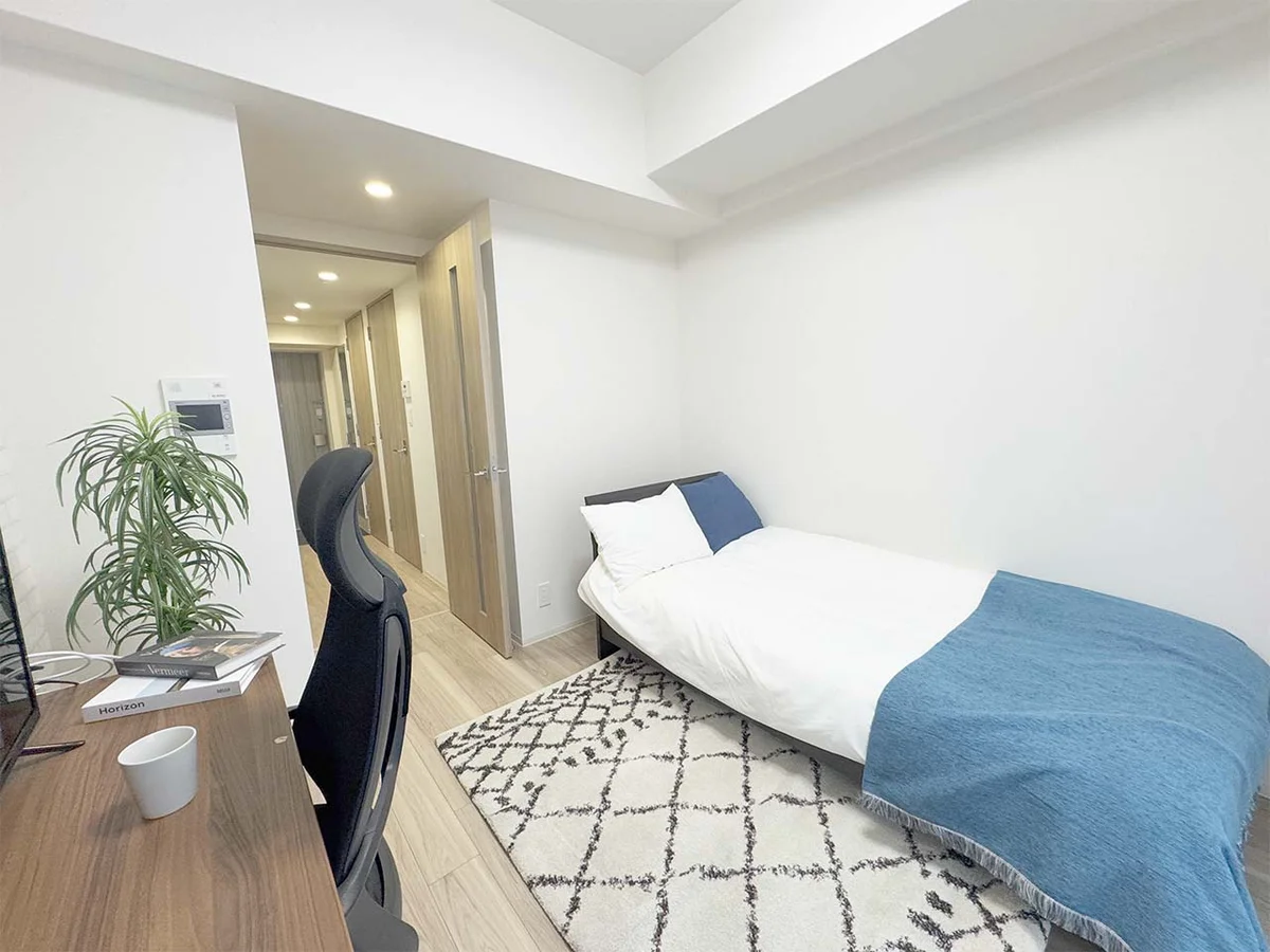 写真はお部屋のイメージです。ラグなどの室内装飾はございません。