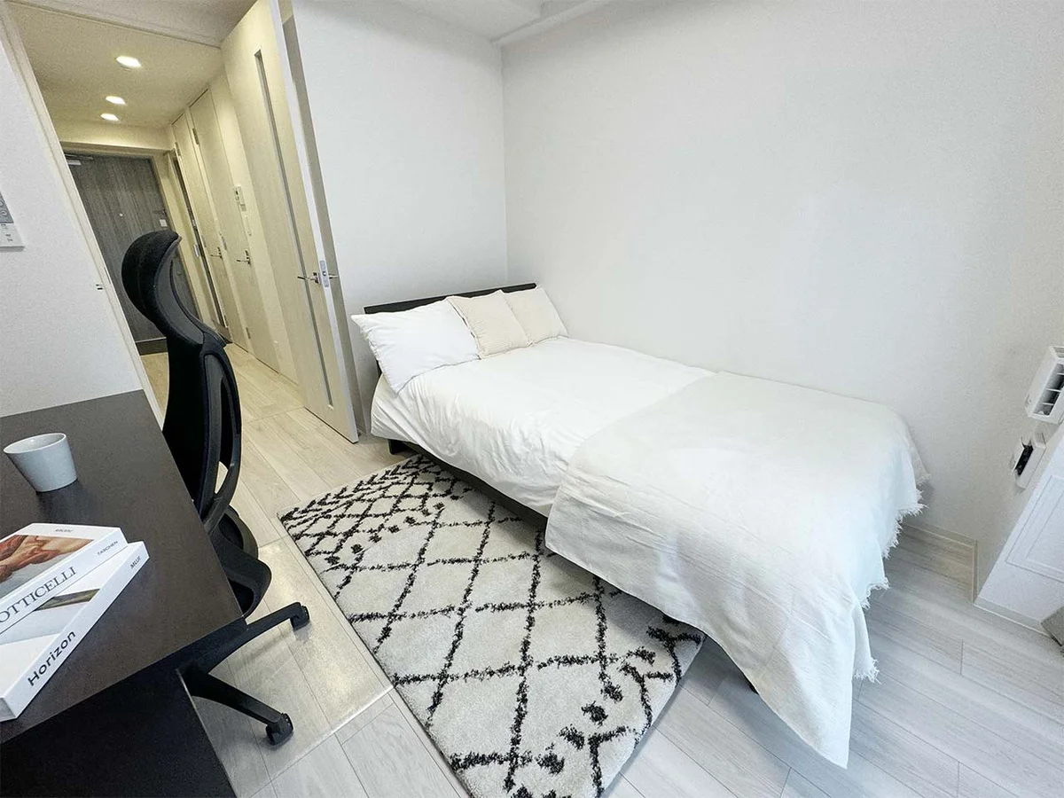 写真はお部屋のイメージです。ラグなどの室内装飾はございません。