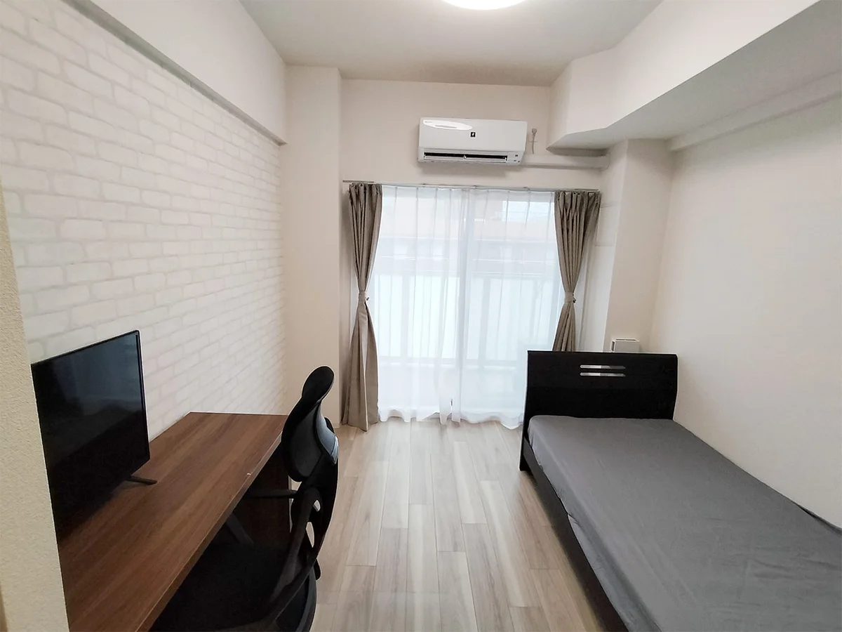 写真はお部屋のイメージです。ラグなどの室内装飾はございません。