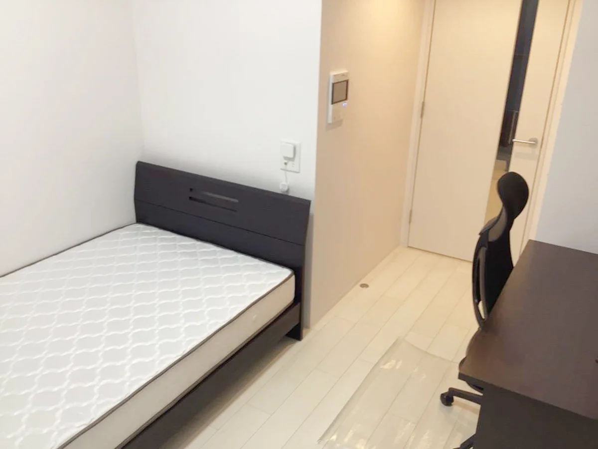 写真はお部屋のイメージです。ラグなどの室内装飾はございません。