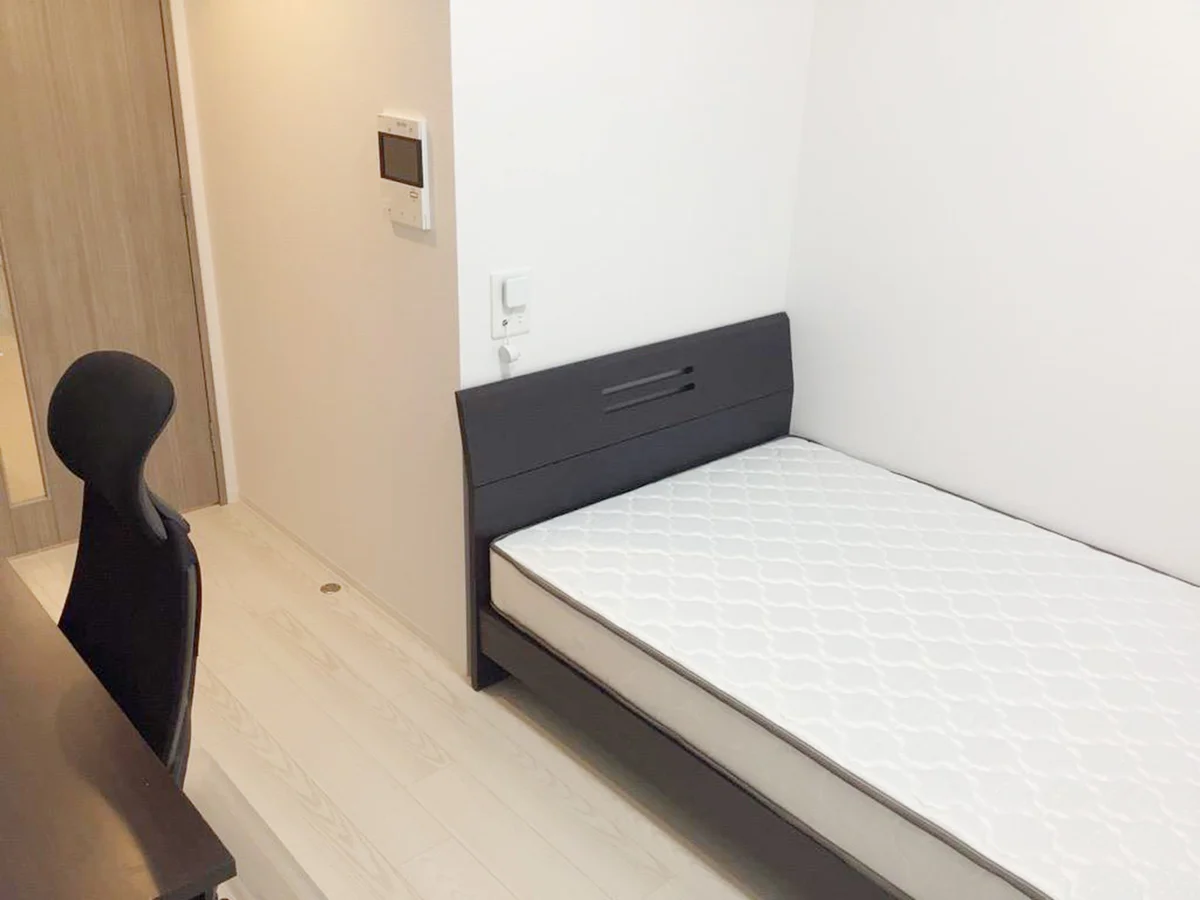 写真はお部屋のイメージです。ラグなどの室内装飾はございません。