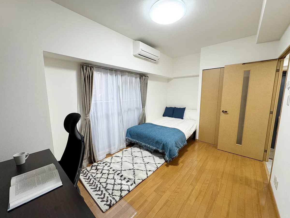 写真はお部屋のイメージです。ラグなどの室内装飾はございません。