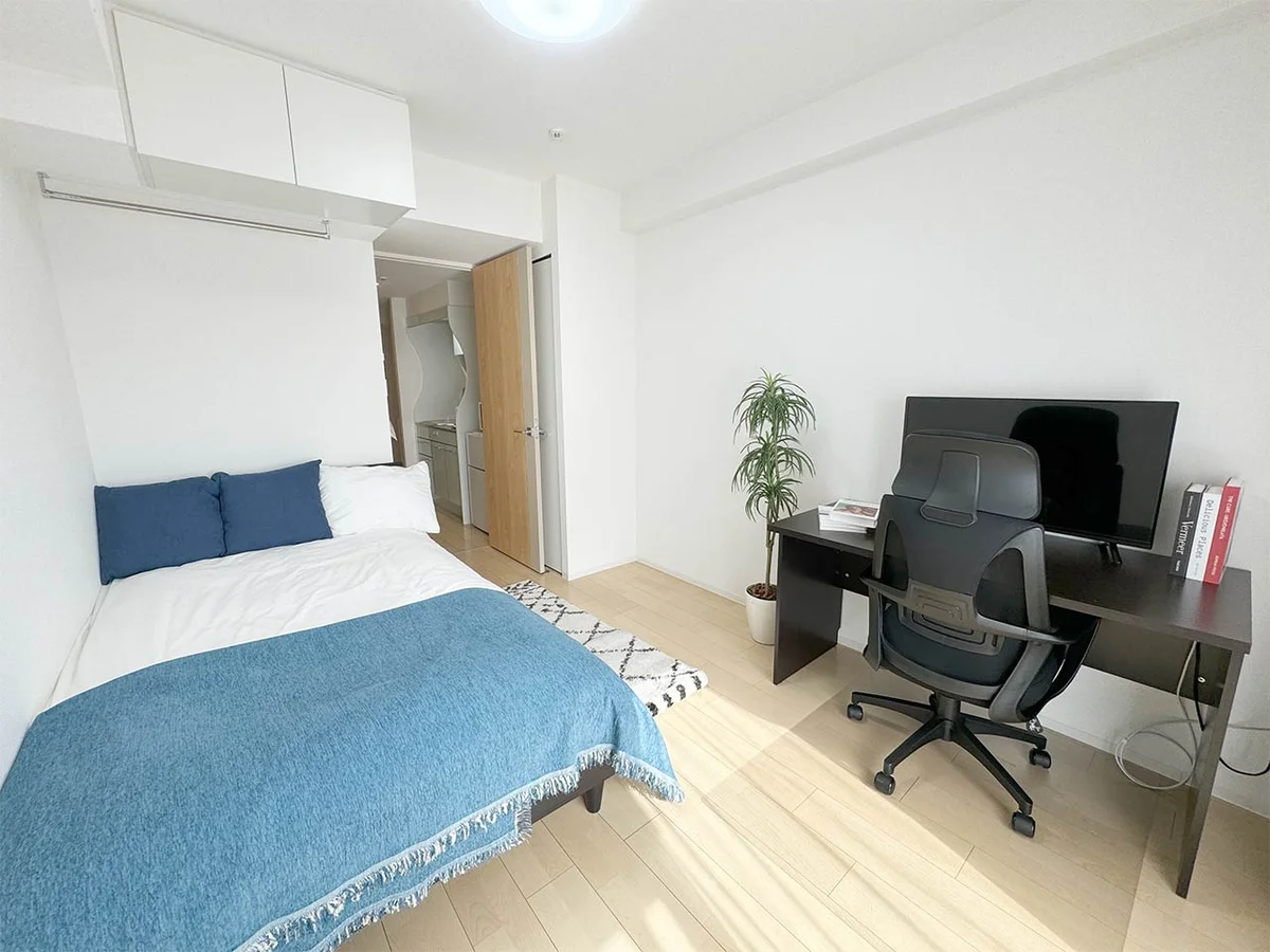 写真はお部屋のイメージです。ラグなどの室内装飾はございません。