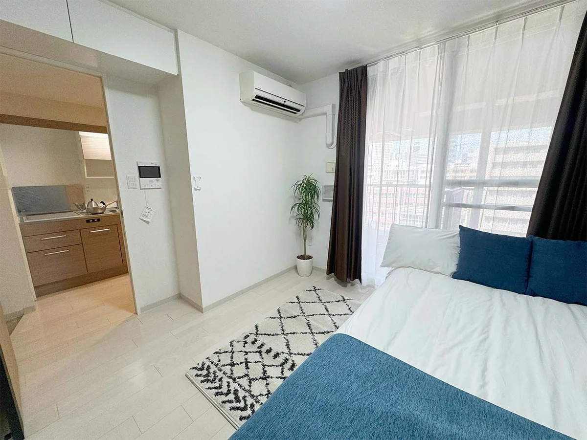 写真はお部屋のイメージです。ラグなどの室内装飾はございません。