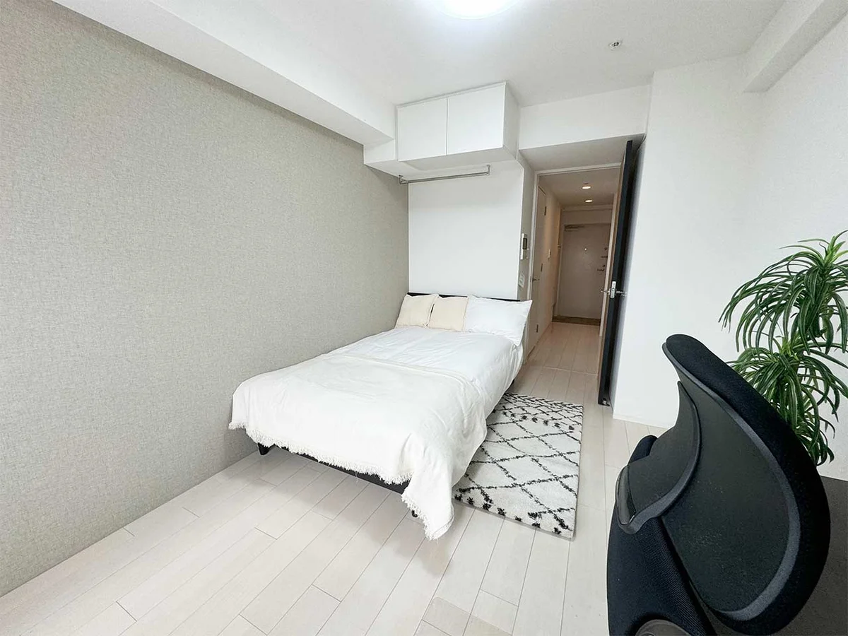 写真はお部屋のイメージです。ラグなどの室内装飾はございません。