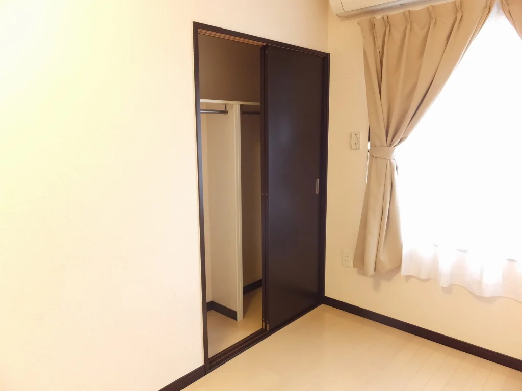 ポール付きクローゼットなら大切なお洋服もシワになりません。