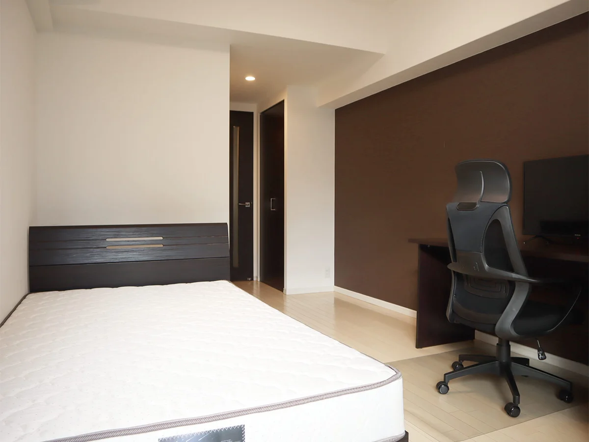 写真はお部屋のイメージです。ラグなどの室内装飾はございません。