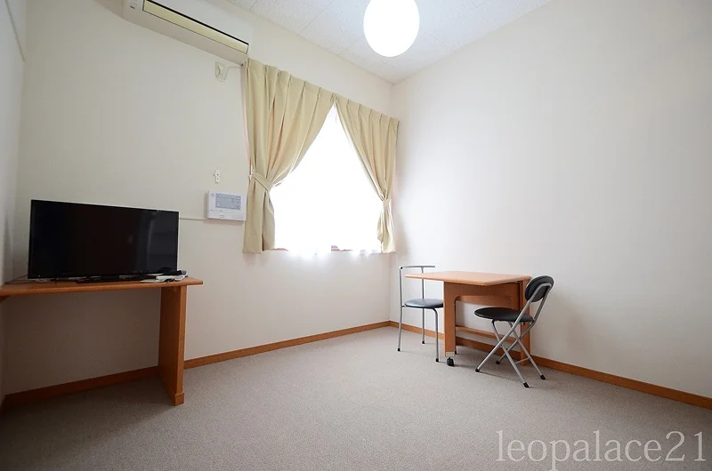 温かみのある色調でリラックスできるお部屋