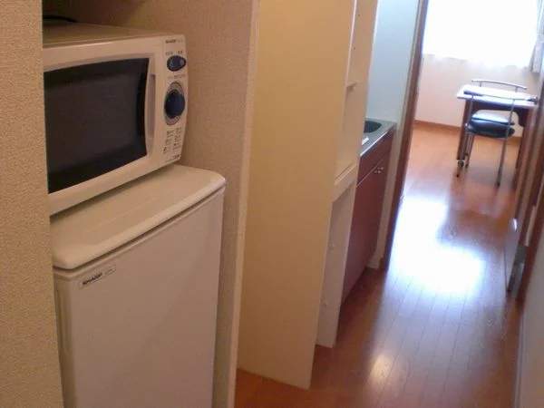 冷蔵庫・電子レンジ（お部屋に備品異なる場合有）、隣キッチン