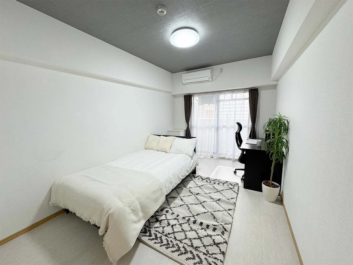 写真はお部屋のイメージです。ラグなどの室内装飾はございません。