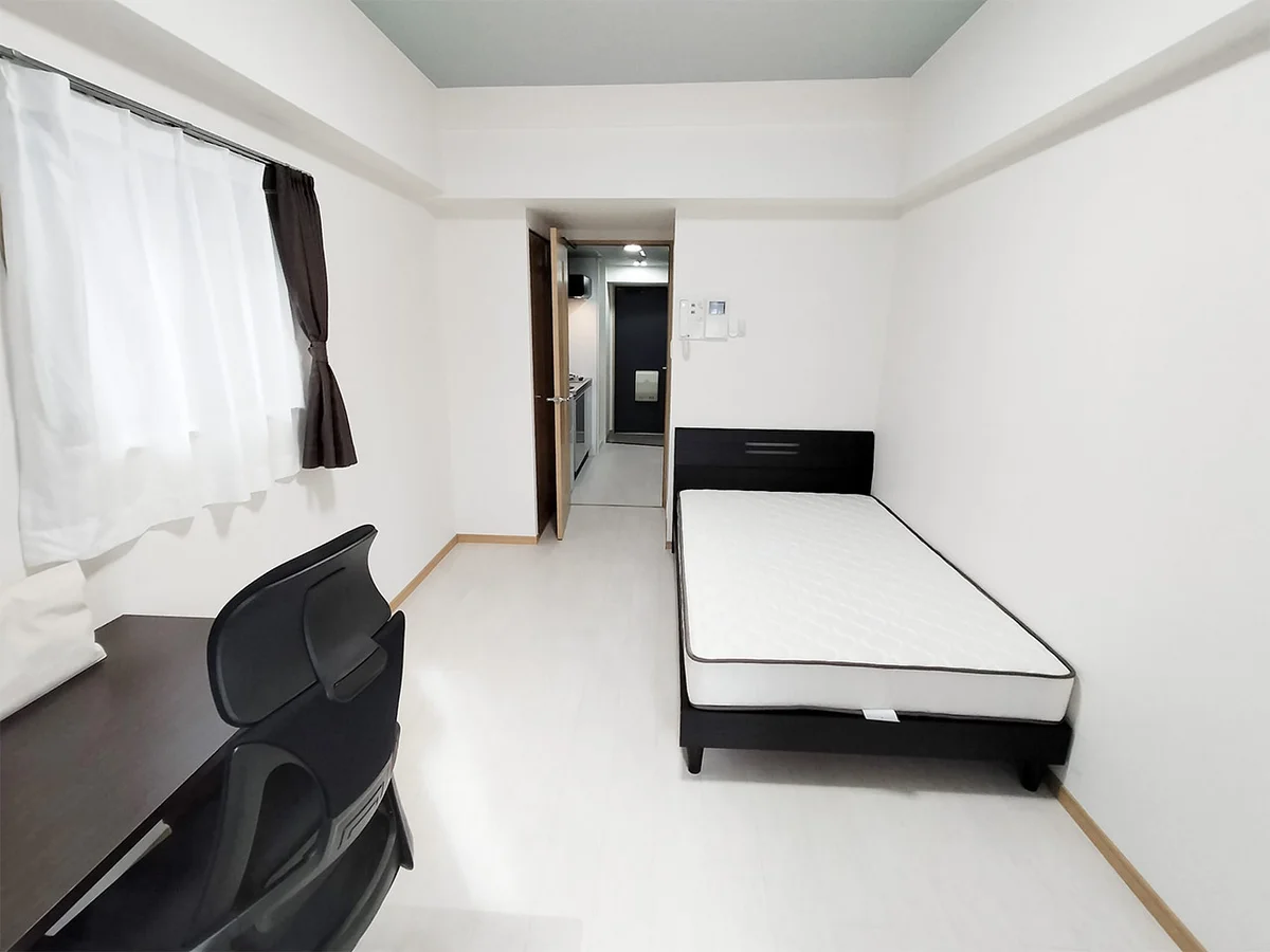 写真はお部屋のイメージです。ラグなどの室内装飾はございません。