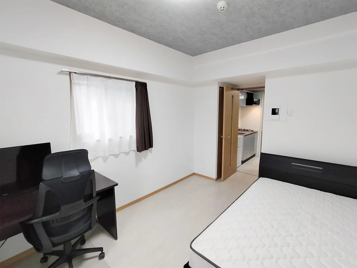 写真はお部屋のイメージです。ラグなどの室内装飾はございません。