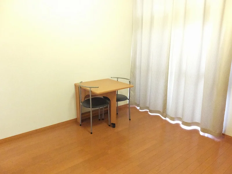 備え付きのテーブルは折りたたむことが出来ます。