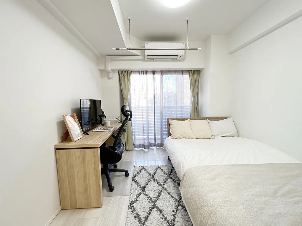 写真はお部屋のイメージです。ラグなどの室内装飾はございません。