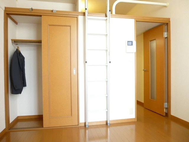 左手側、クローゼットも付いています♪