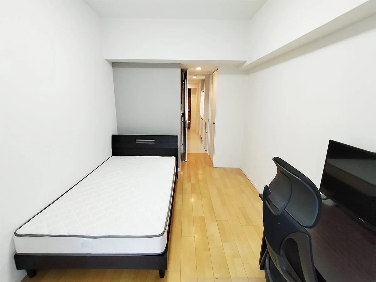 写真はお部屋のイメージです。ラグなどの室内装飾はございません。