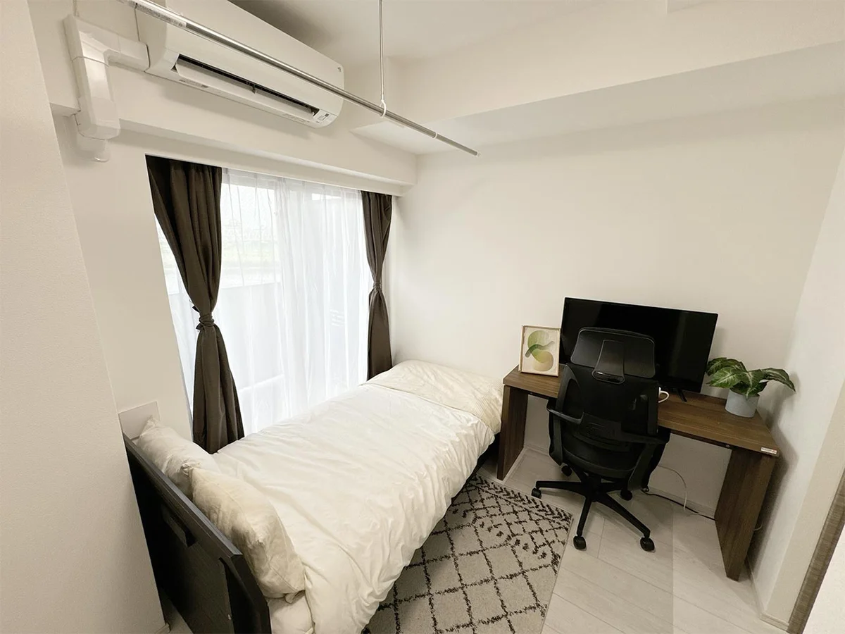 写真はお部屋のイメージです。ラグなどの室内装飾はございません。