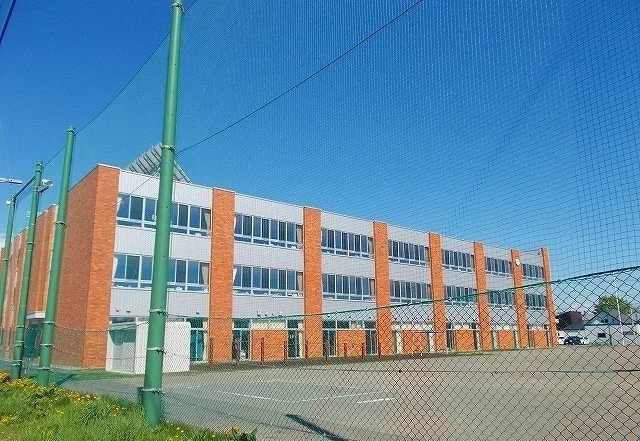 岩見沢市立岩見沢小学校まで2000m