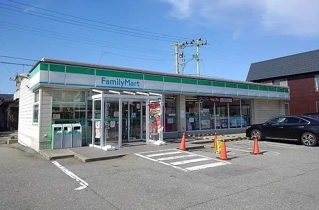 ファミマ　泉中央３丁目店まで350m