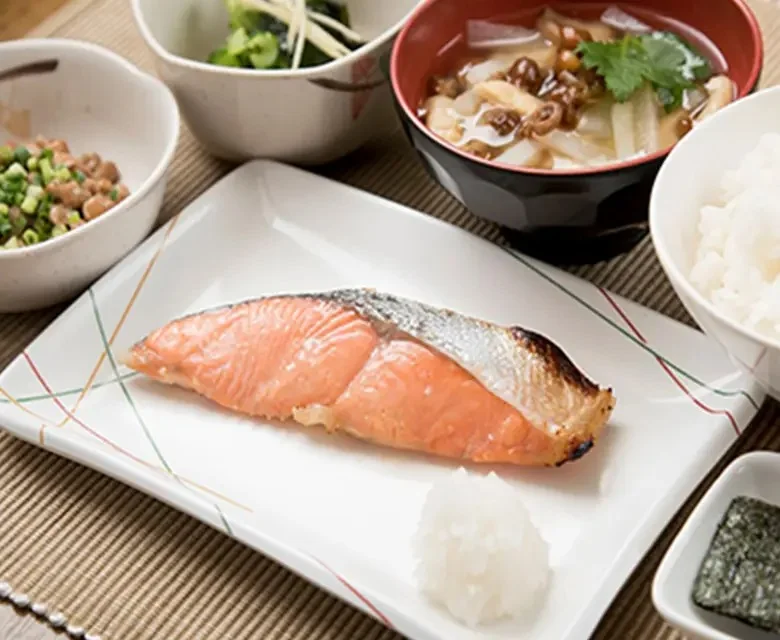 バランスのとれたお食事を毎日ご用意♪（朝食264円/夕食528円）