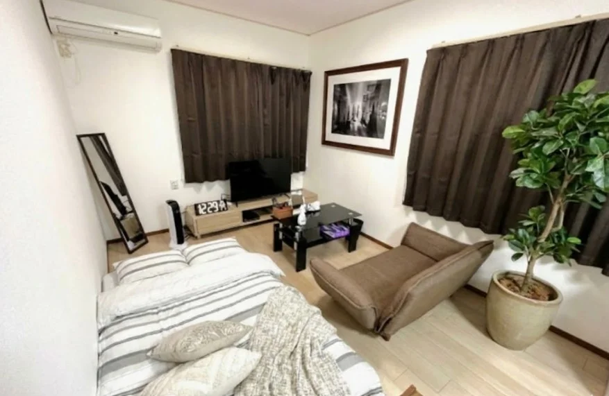 弊社の桑名駅前(三重)ウィークリー、桑名駅前(三重)マンスリーマンションでは、ご利用当日からご不便なくお過ごしいただけますよう、家具家電の他、多種類の備品を完備★※植木と額とクッションなどの装飾は写真用です。