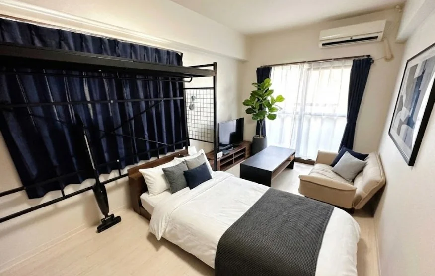 【室内画像】「鞄1つで来ても生活できる」がモットーの三重県桑名駅前ウィークリーマンションです。長期割引可能な三重県桑名駅前マンスリーマンションプランもあります♪※植木と額とクッションなどの装飾は写真用です。