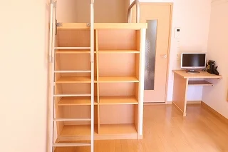 居室のテーブルは折り畳み可能です。