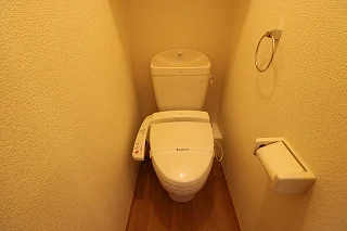 温水洗浄便座も付いて衛生的です。