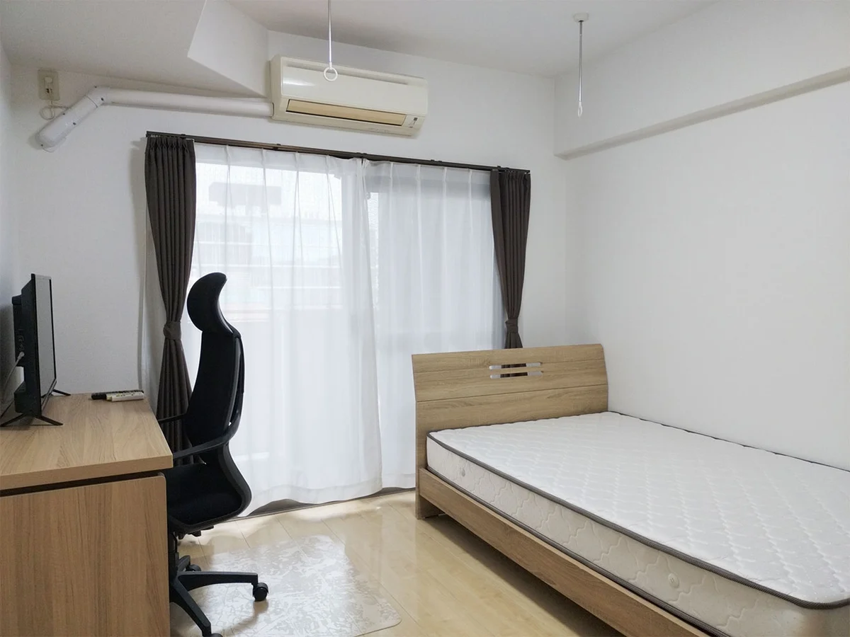 写真はお部屋のイメージです。ラグなどの室内装飾はございません。