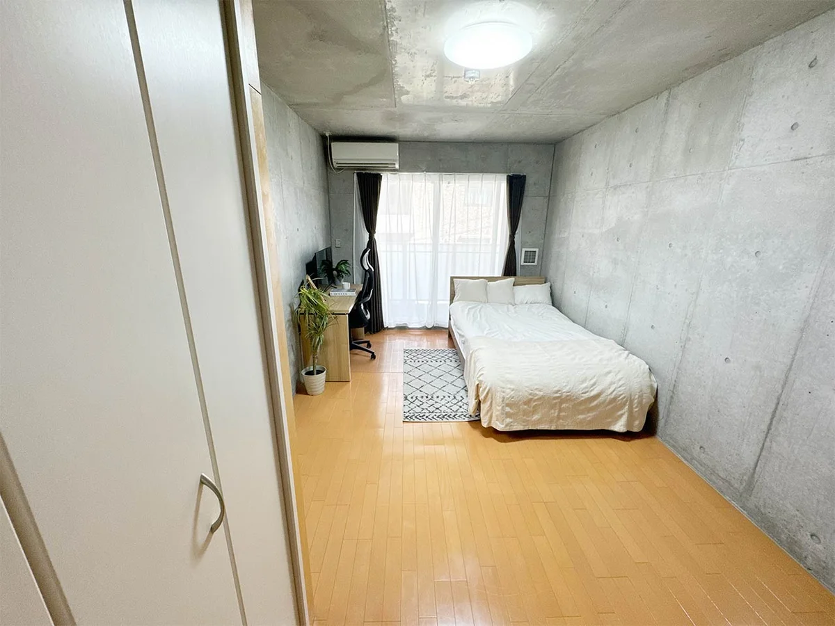 写真はお部屋のイメージです。ラグなどの室内装飾はございません。