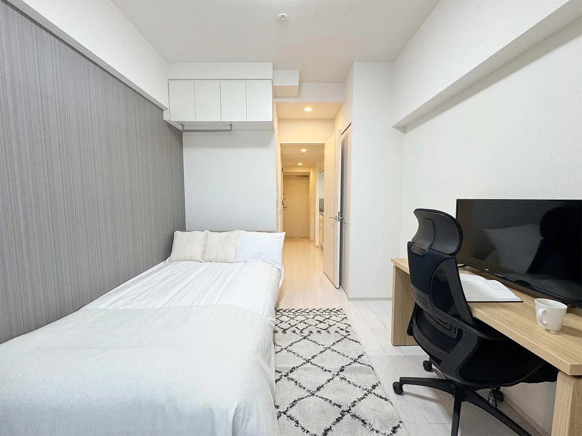 写真はお部屋のイメージです。ラグなどの室内装飾はございません。