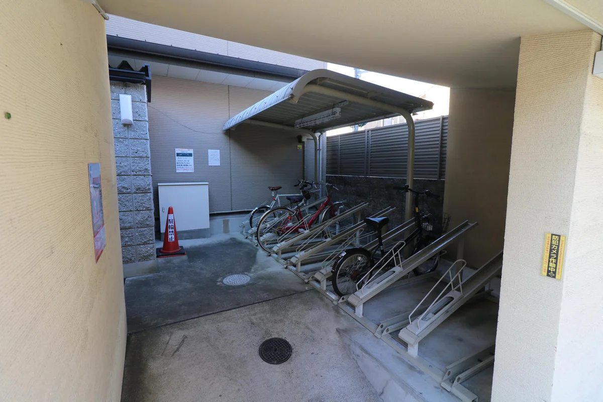 屋根付き駐輪場を完備（無料）