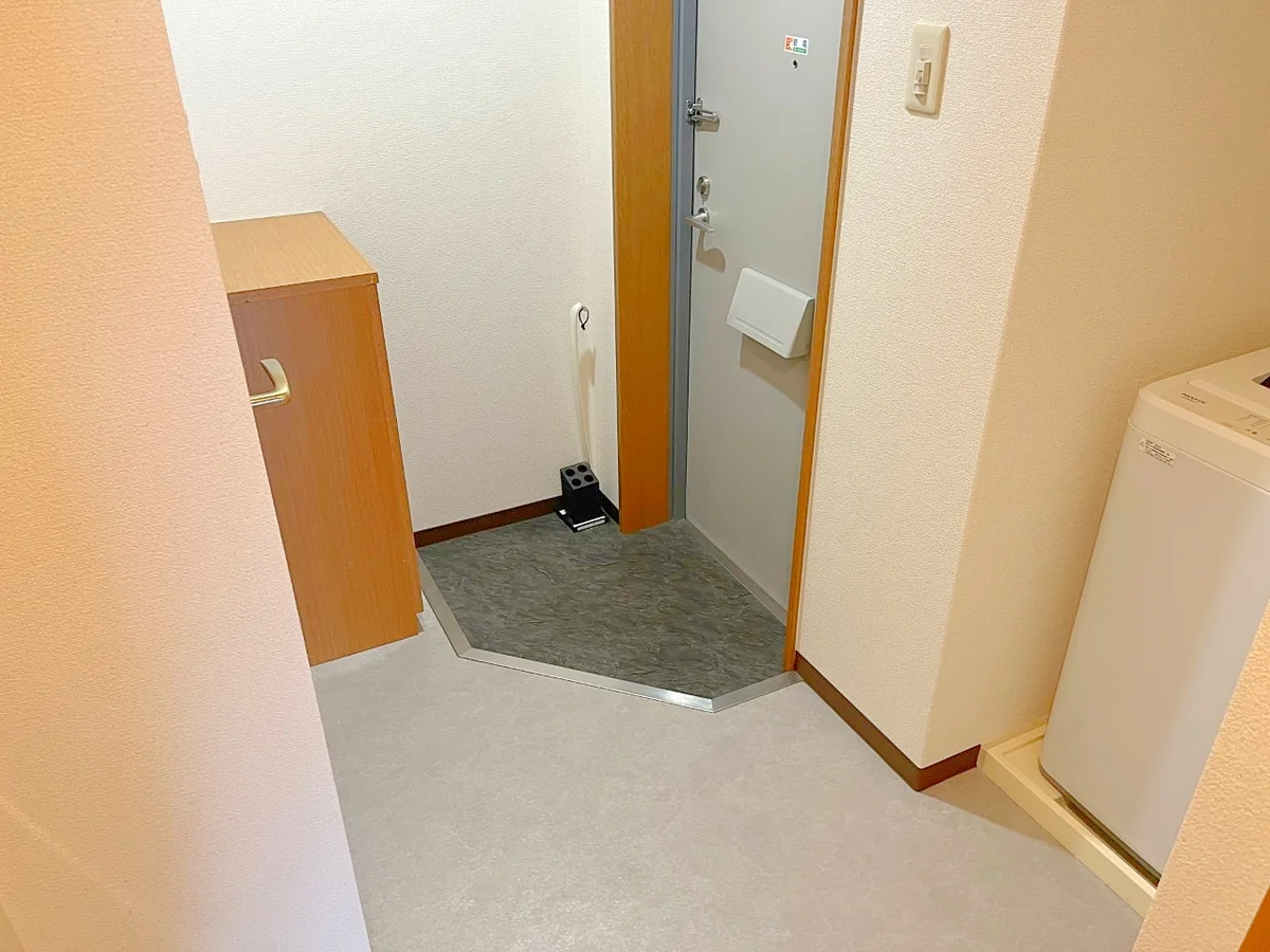 玄関には傘立てや、靴ベラもございます☆