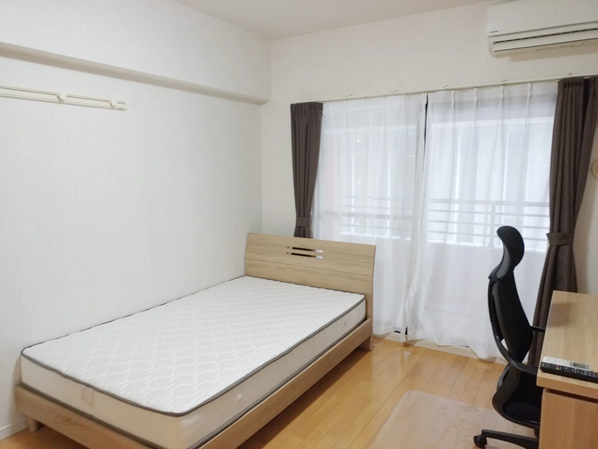 写真はお部屋のイメージです。ラグなどの室内装飾はございません。