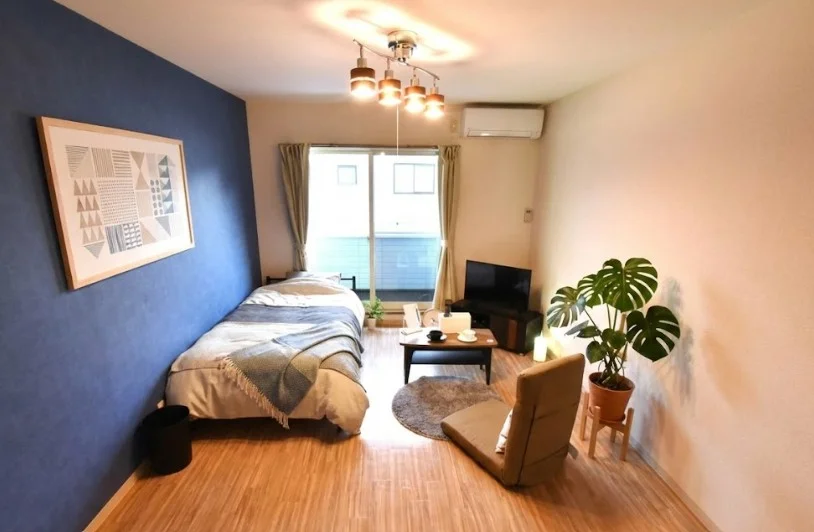 デザインクロスがアクセントの　明るめのお部屋で角部屋！　家具家電が豊富で充実したマンスリーマンション！※植木と額は写真用です。