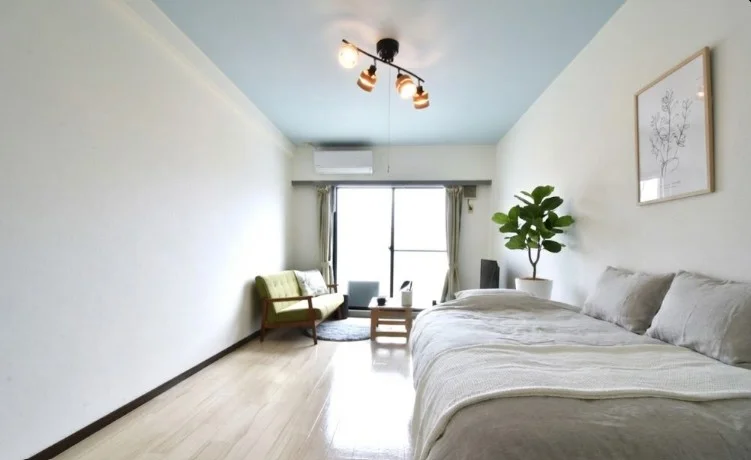 広々明るい家具家電付き長期出張にオススメな駐車場有のお部屋！　ソファ付きでテレビを見ながらゆっくりとおくつろぎいただける充実した空間！※額や植木は写真用です。