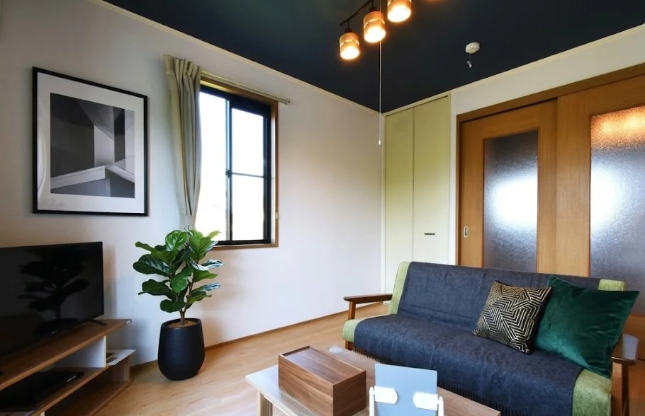 角部屋で駐輪場もあり　お部屋広々！　家具家電充実の　ホテルより割安で経費削減可能！※植木と額とクッションなどは写真用です。