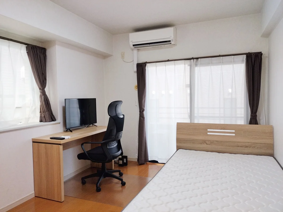 写真はお部屋のイメージです。ラグなどの室内装飾はございません。