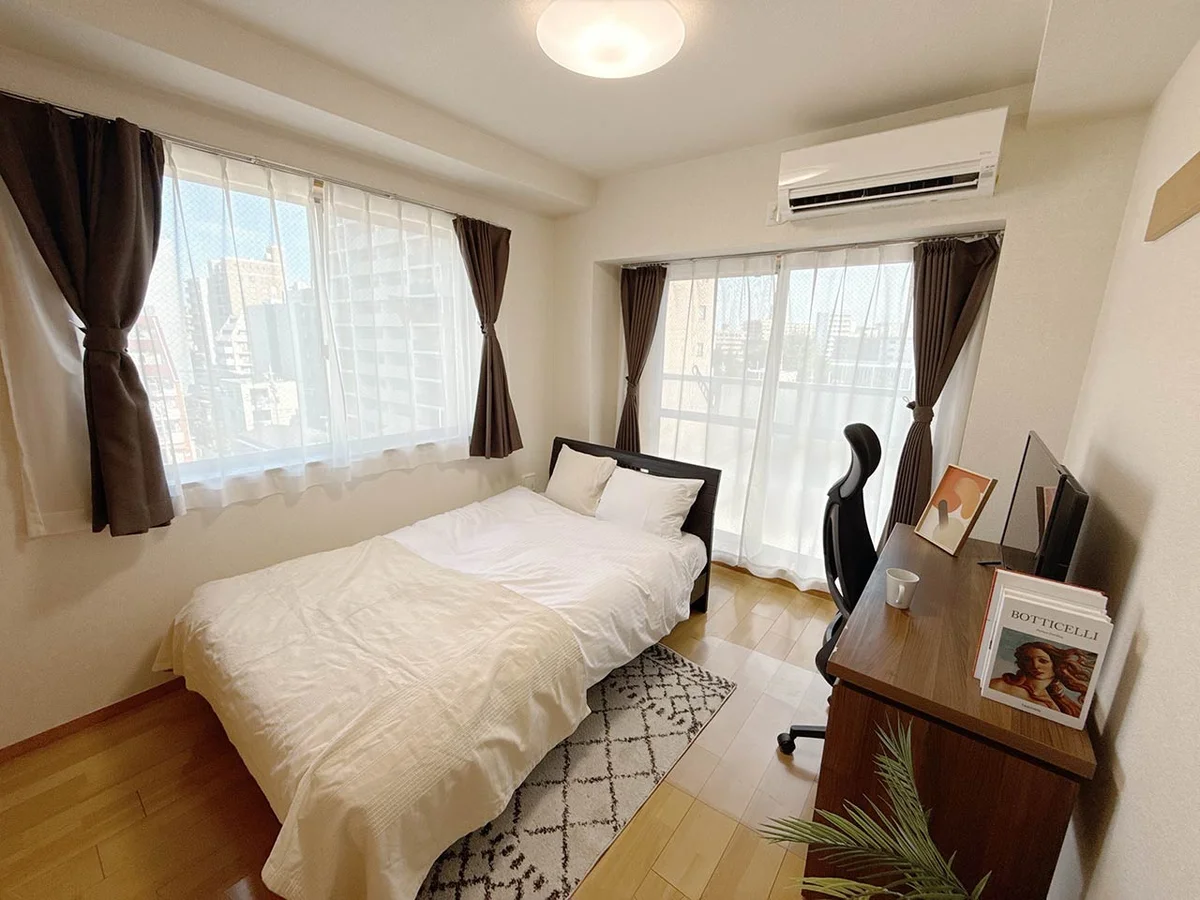 写真はお部屋のイメージです。ラグ等の室内装飾はございません。